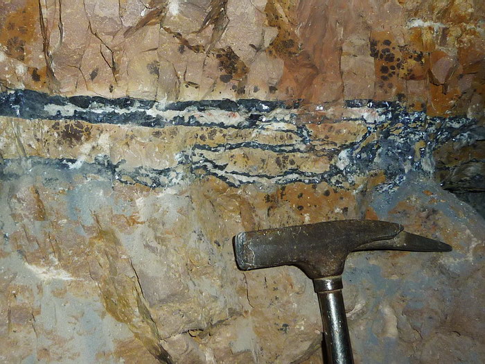 Vein with baryte and galena.